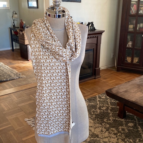 NWT Michael Michael Kors gorgeous scarf. So pretty and classic! - Picture 3 of 12
